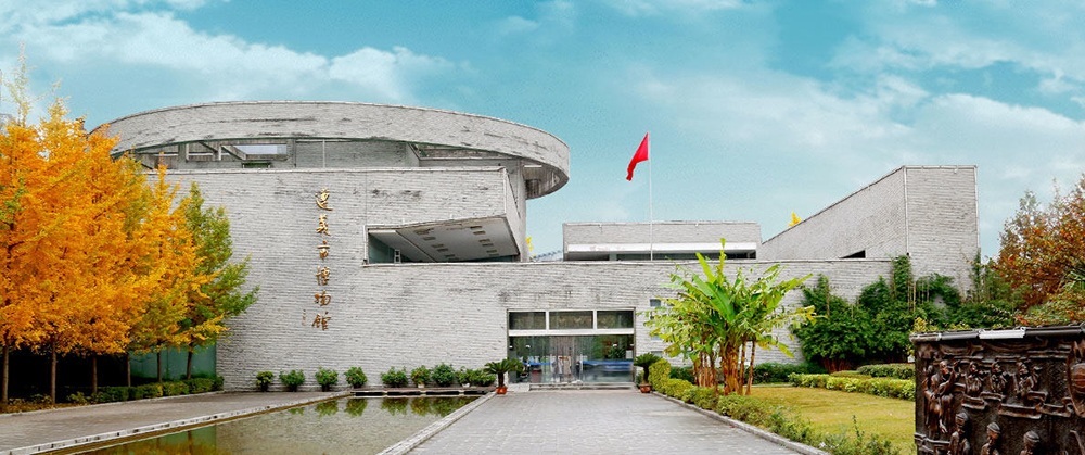 遵义市博物馆建筑外观，圆形穹顶与方形基座体现了天圆地方的设计理念