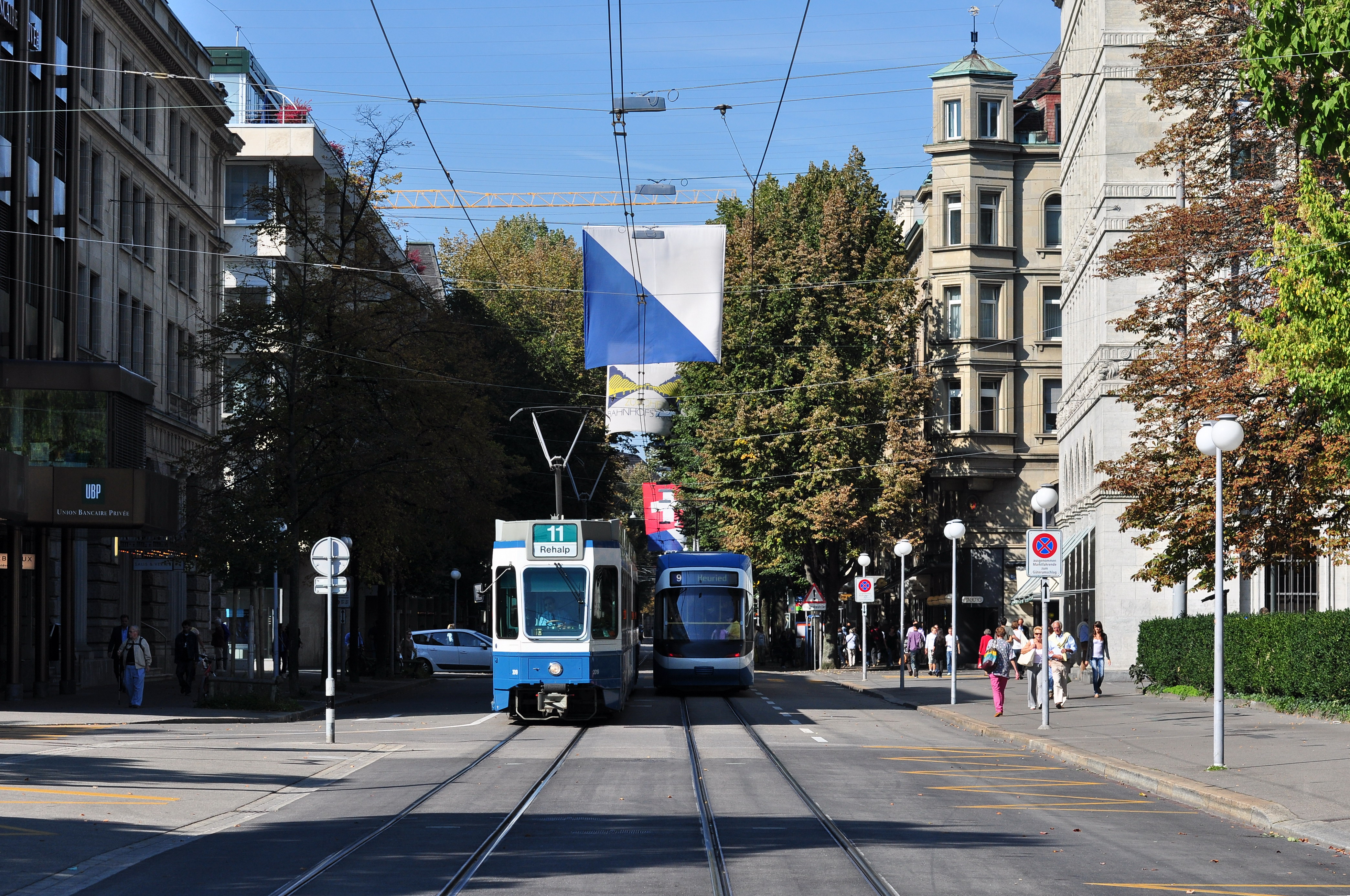 从 Bürkliplatz 回望 Bahnhofstrasse，远处方向通向 Hauptbahnhof