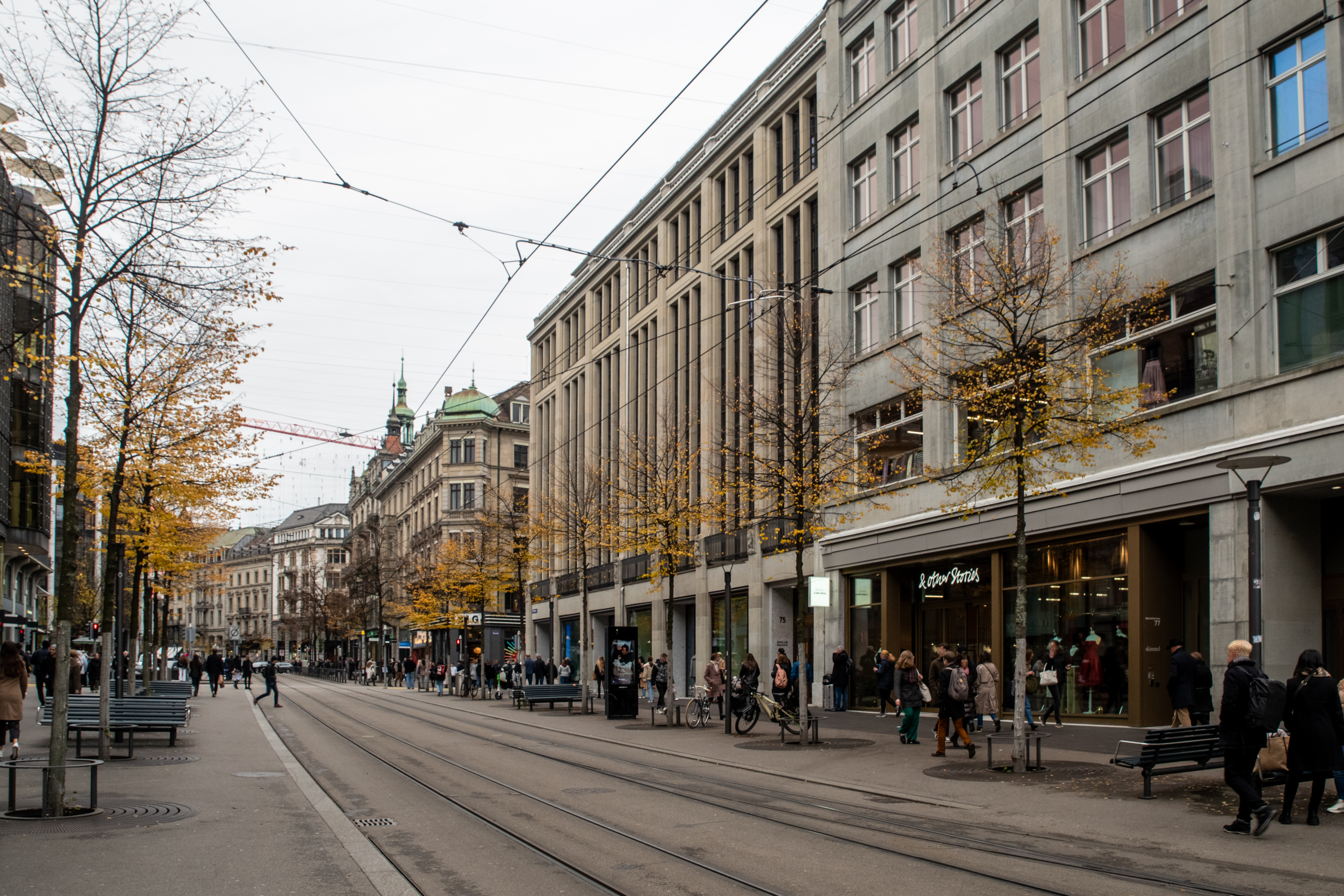 Bahnhofstrasse 宽街、电车轨道和连续商业立面