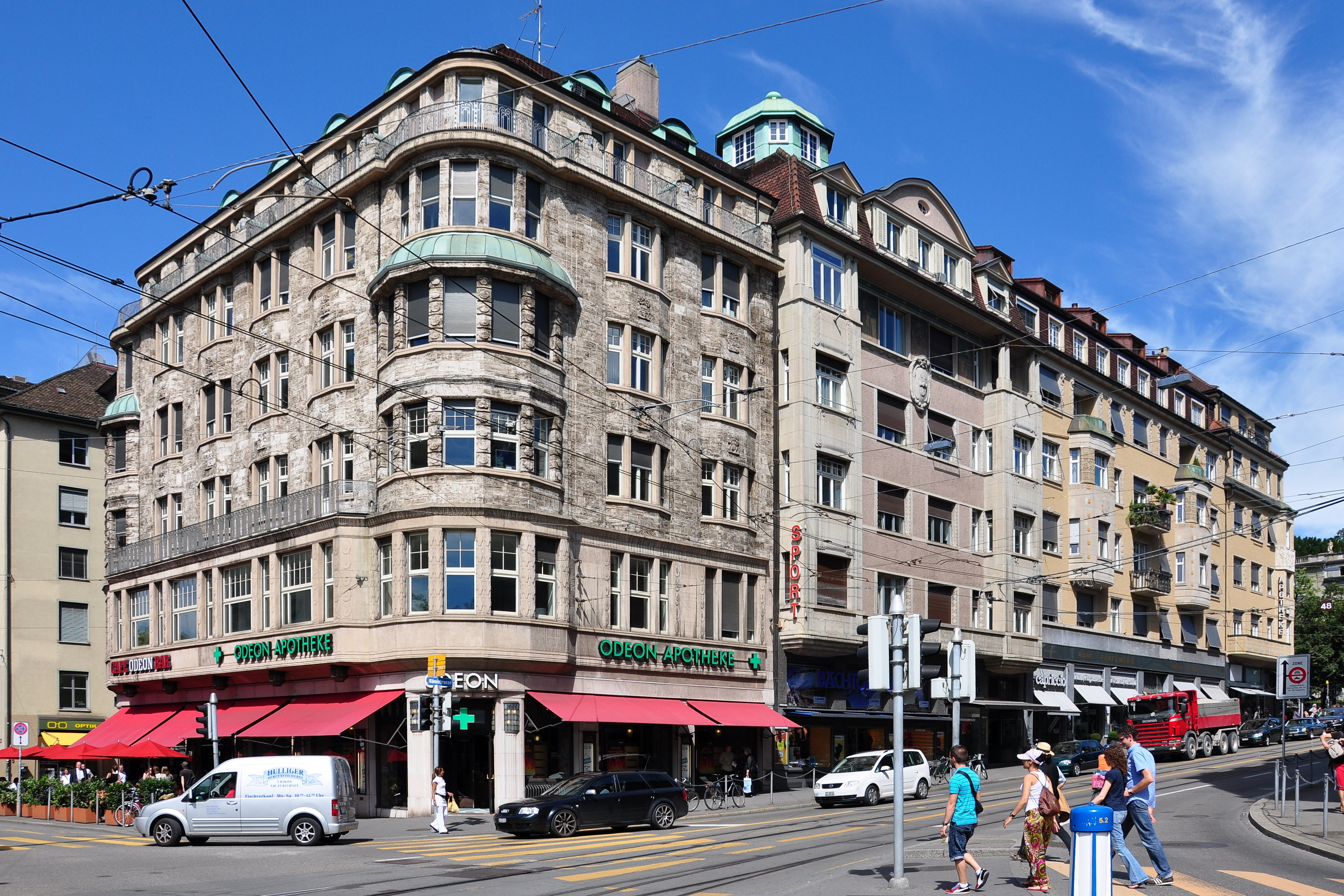 Café Bar Odeon 室内近景，可见木制镶板与历史内饰