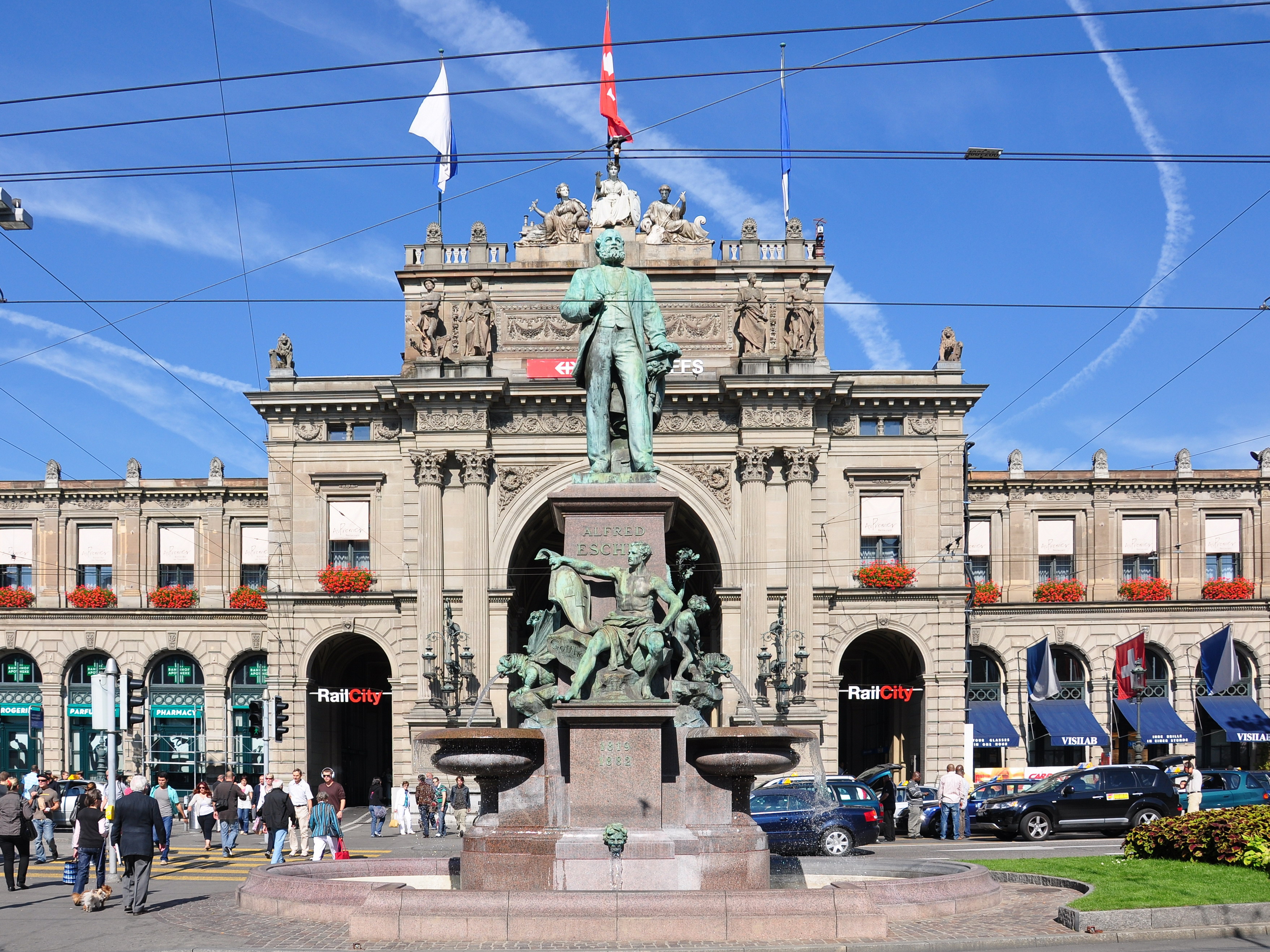 Bahnhofplatz 上的 Alfred Escher 像、Hauptbahnhof 和 Bahnhofstrasse