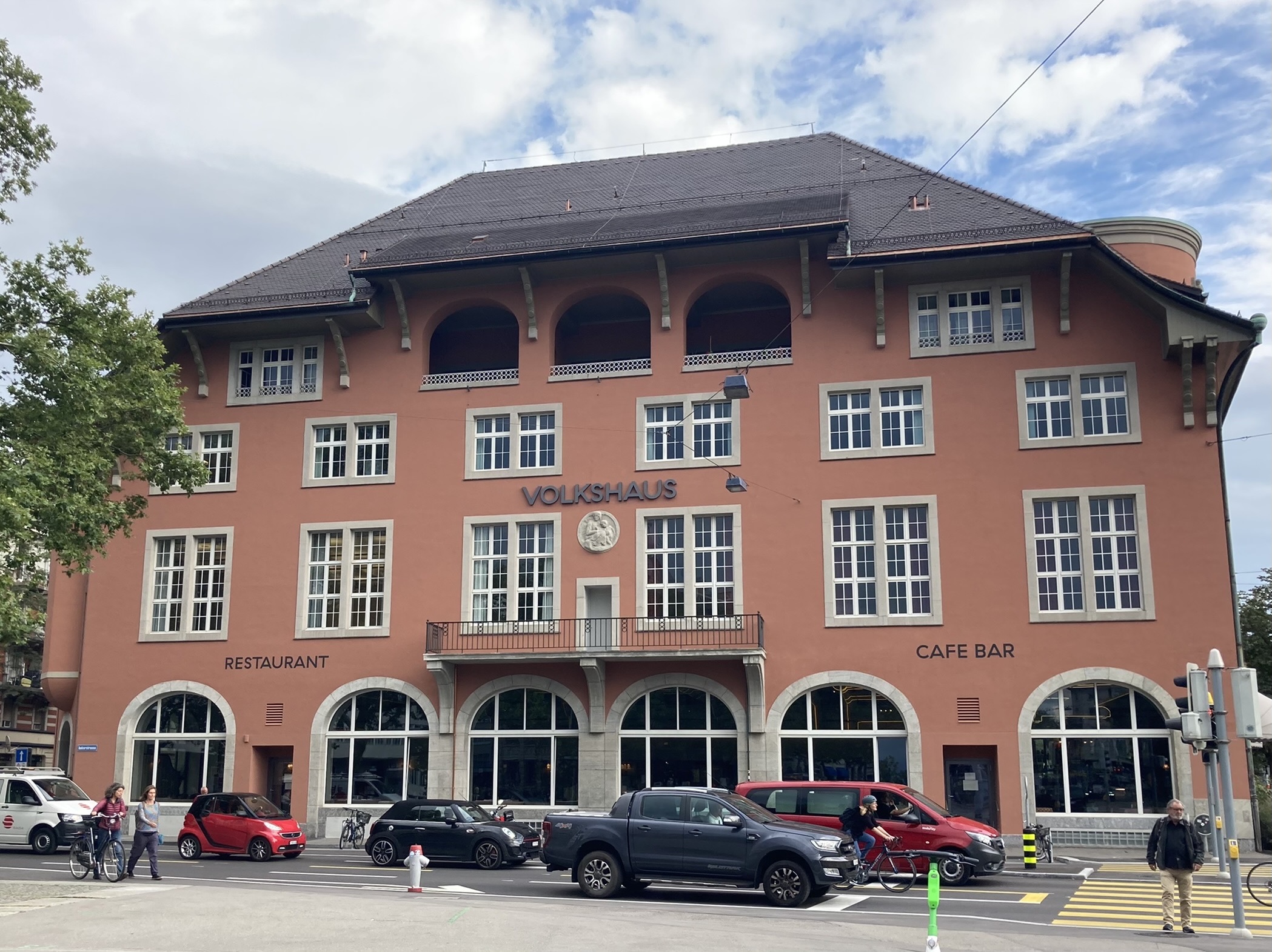 Volkshaus 外立面近景，2021 年翻新后的浅粉色墙面