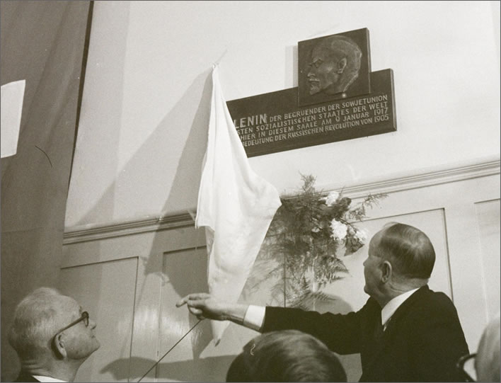 1970 年 4 月，Volkshaus 内列宁铜牌的安装现场