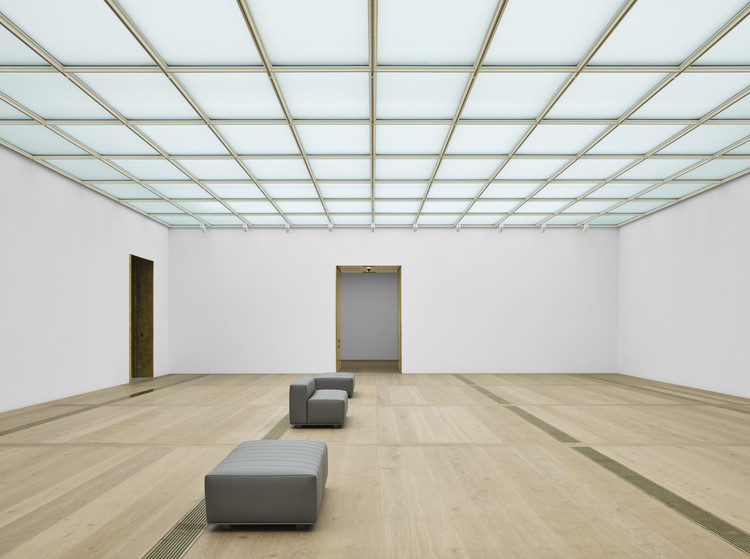 Chipperfield 扩建楼中央大厅，天窗采光
