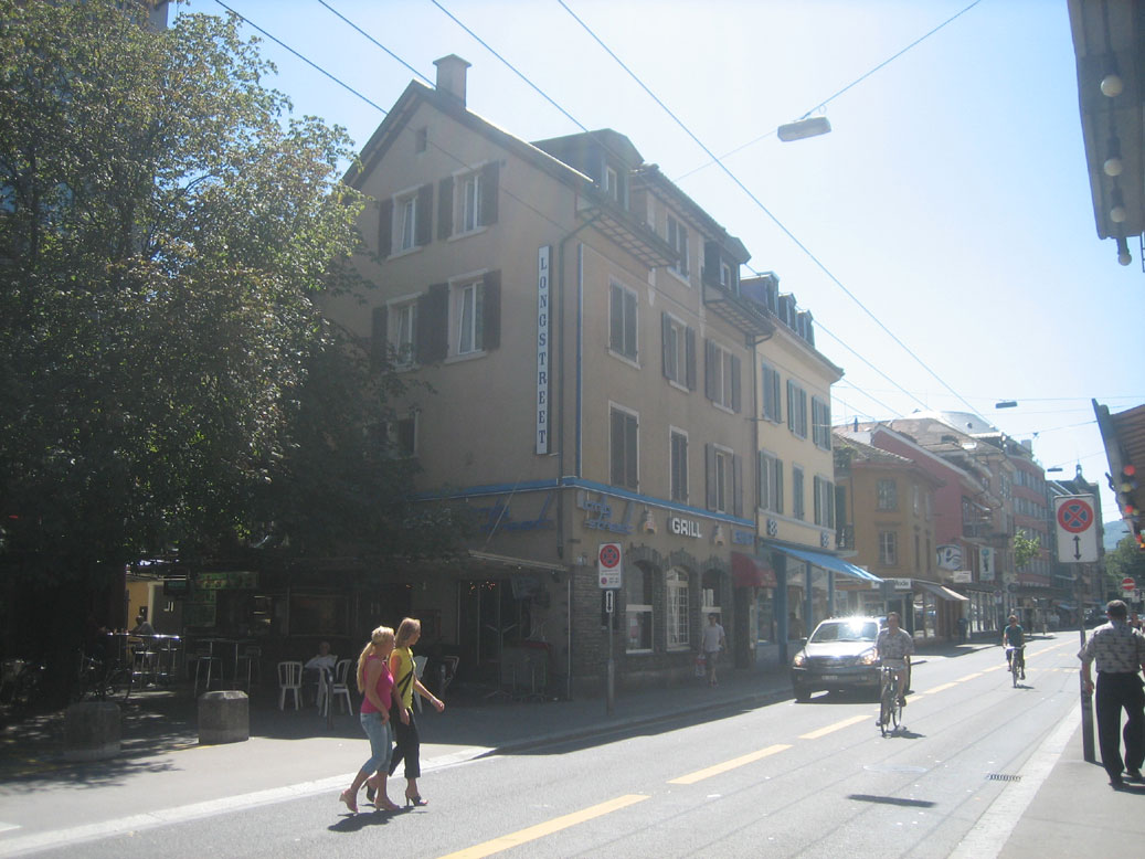 Langstrasse 白天街景，铁路高架桥下的街道界面