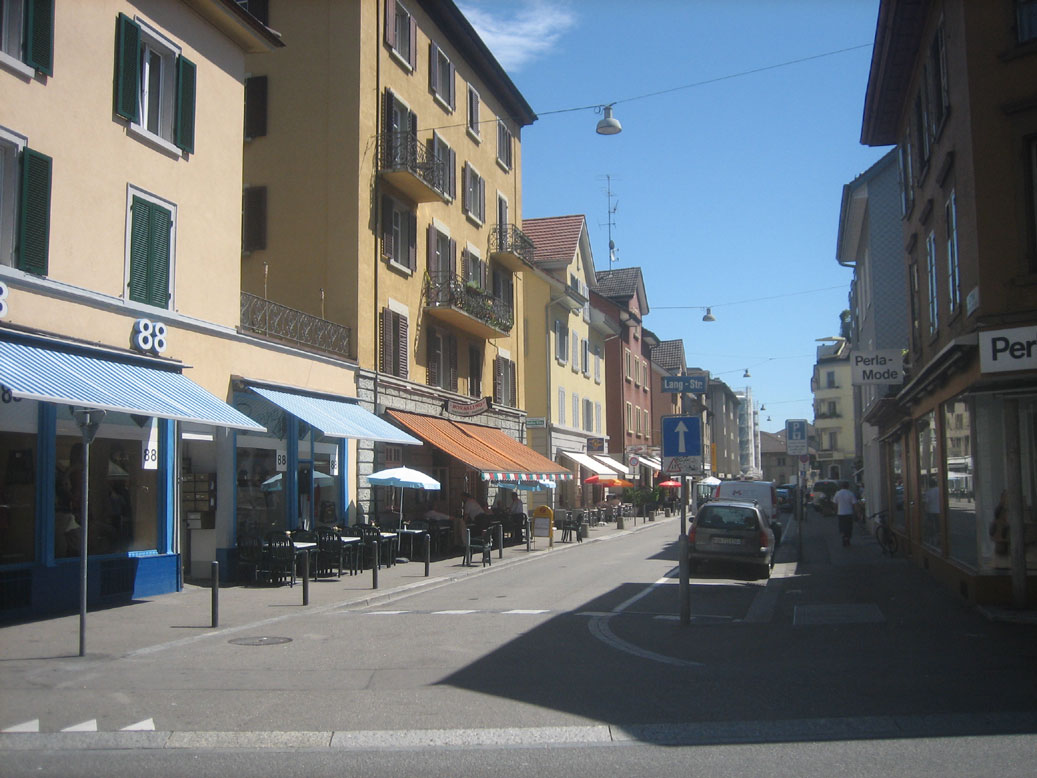Langstrasse 街角，底层商业与上方住宅公寓共存