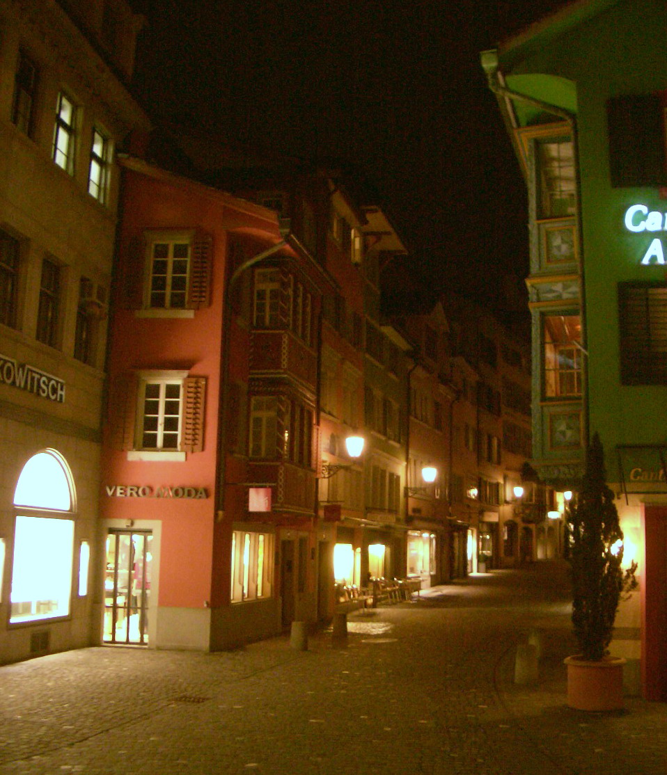 Langstrasse 夜景，铁路高架亮灯与街道灯光交织
