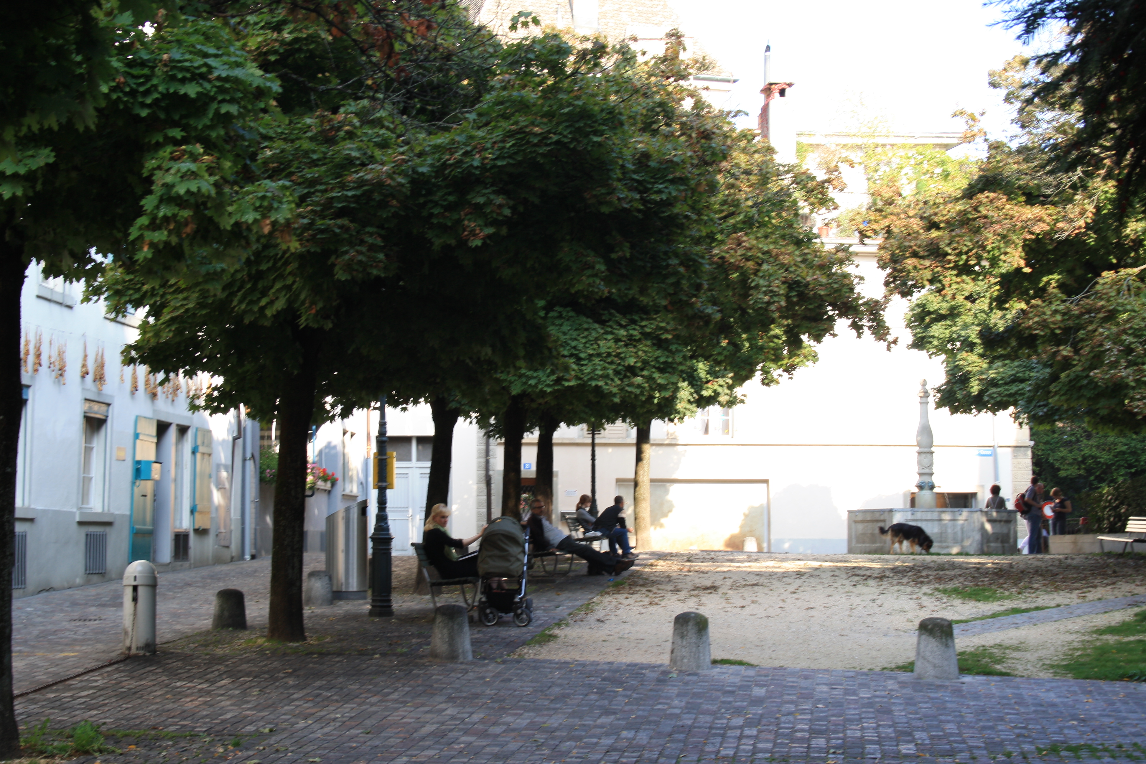 Leuenplatz 与 Leuen-/Spiegelgasse 关系，显示今天门前对面的开阔空地