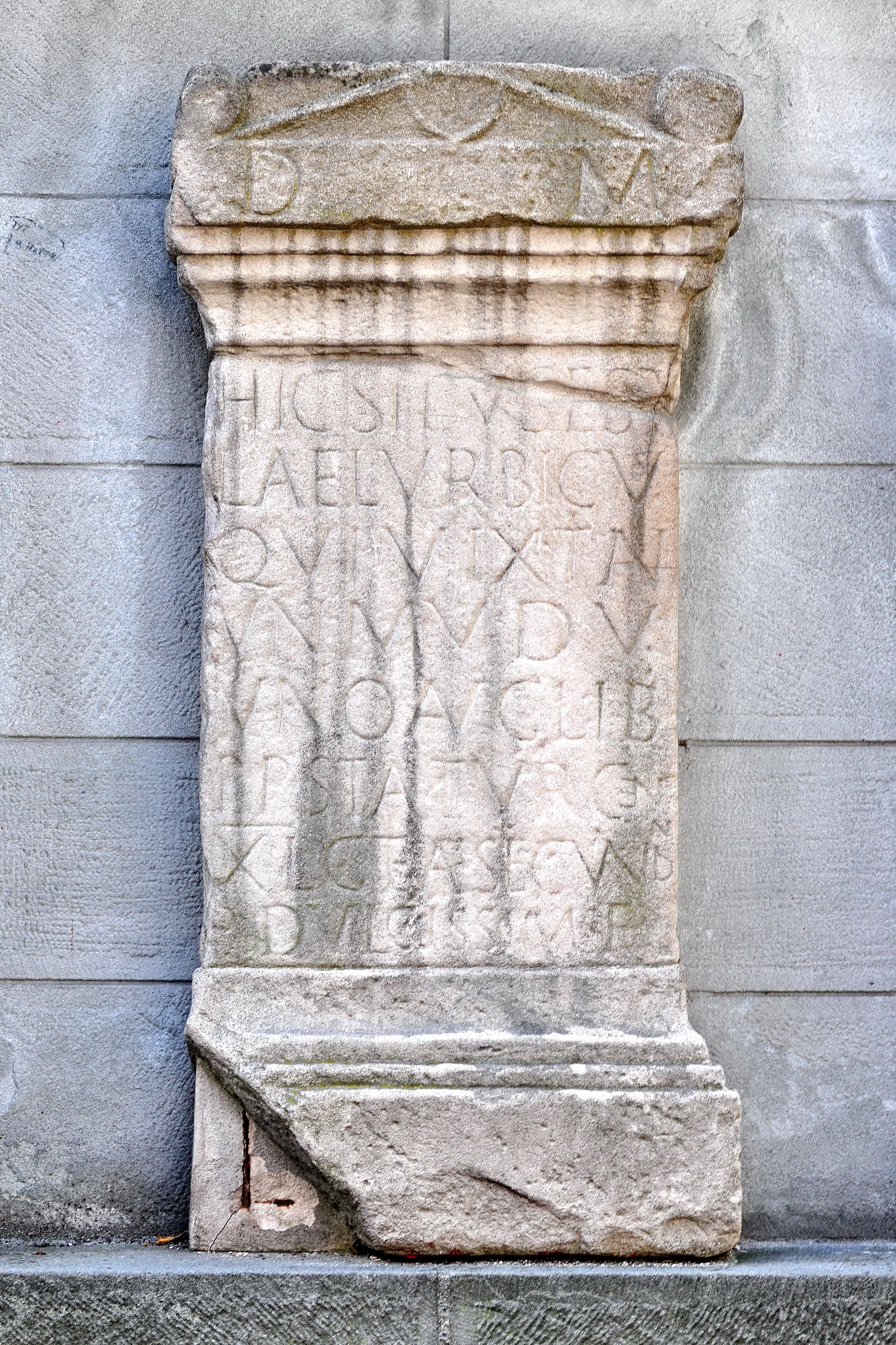 Lucius Aelius Urbicus 墓碑复制品，嵌于 Pfalzgasse 墙面