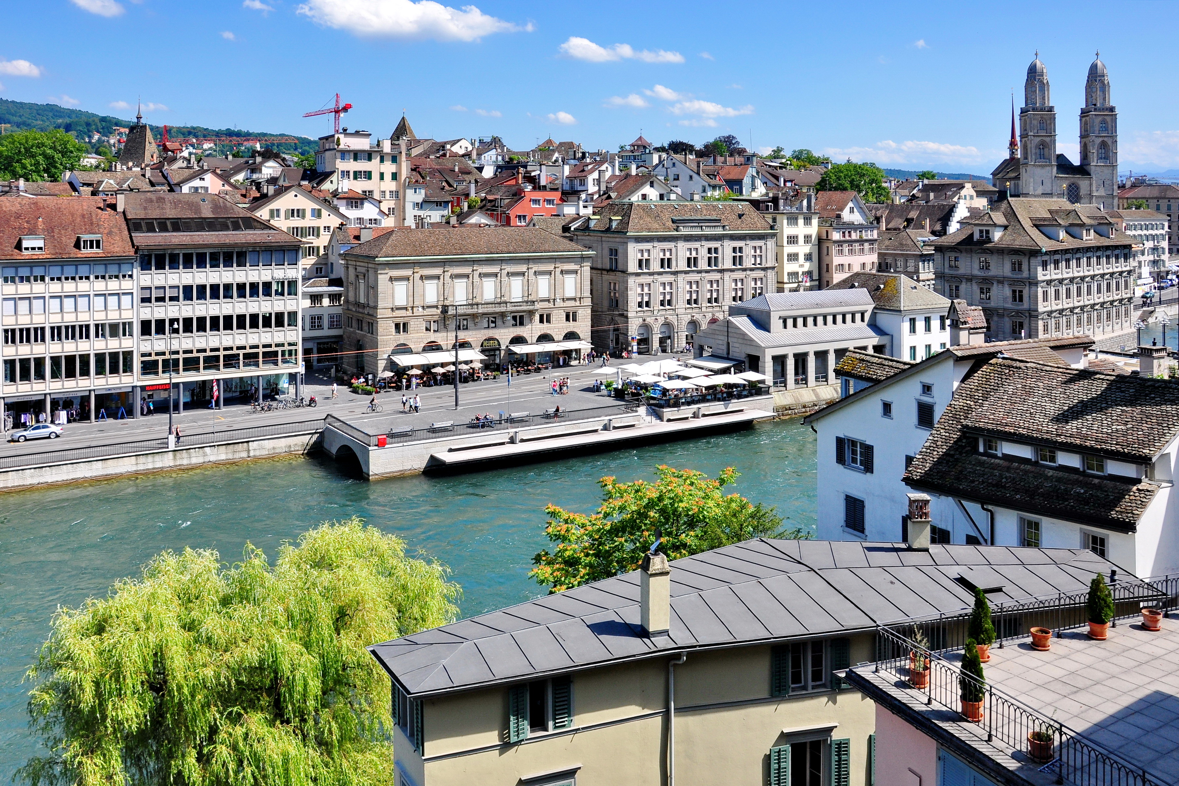 Lindenhof 广场东缘俯瞰 Schipfe 和 Limmat 河对岸的 Grossmuenster