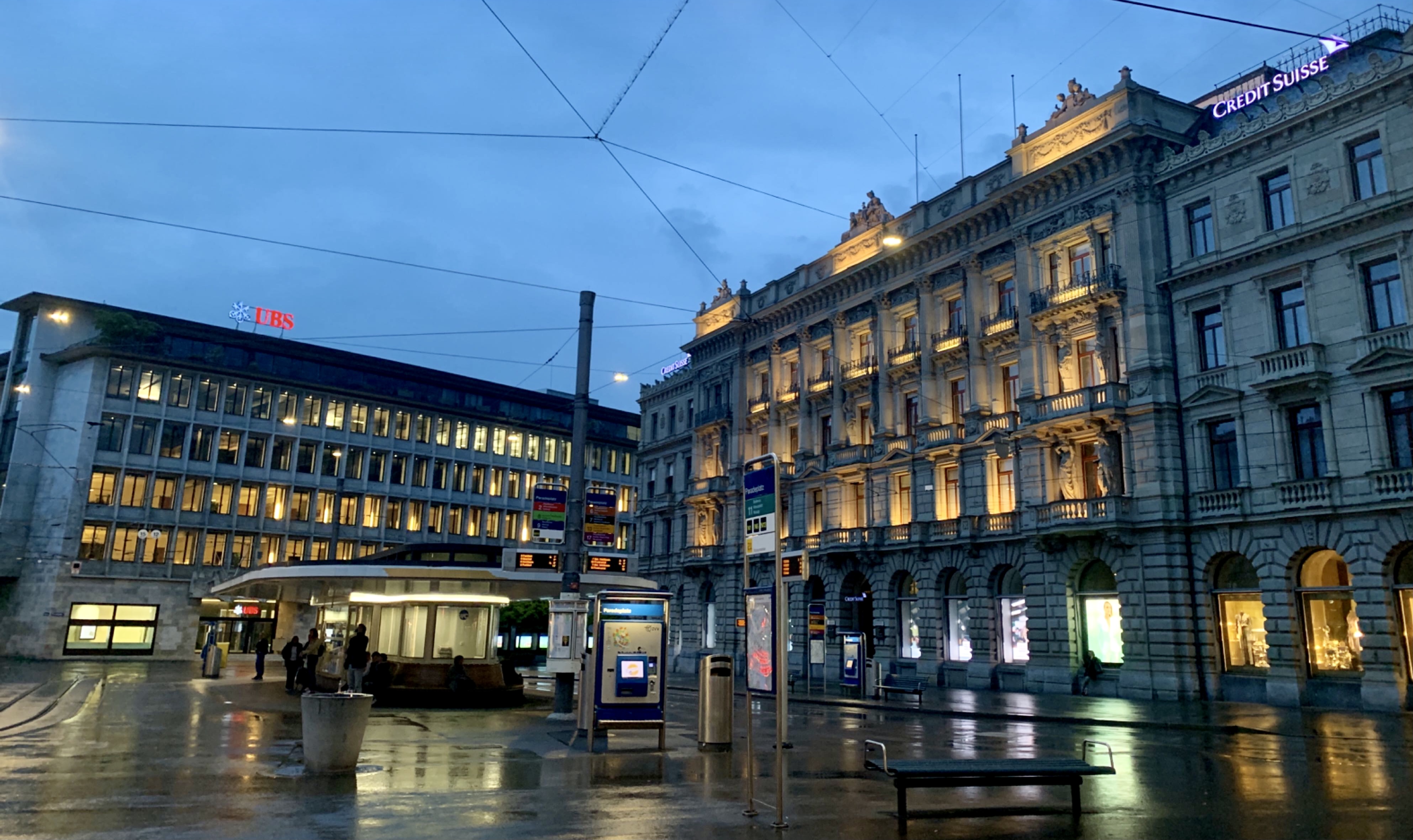 Credit Suisse 和 UBS 两座银行总部在 Paradeplatz 上对望