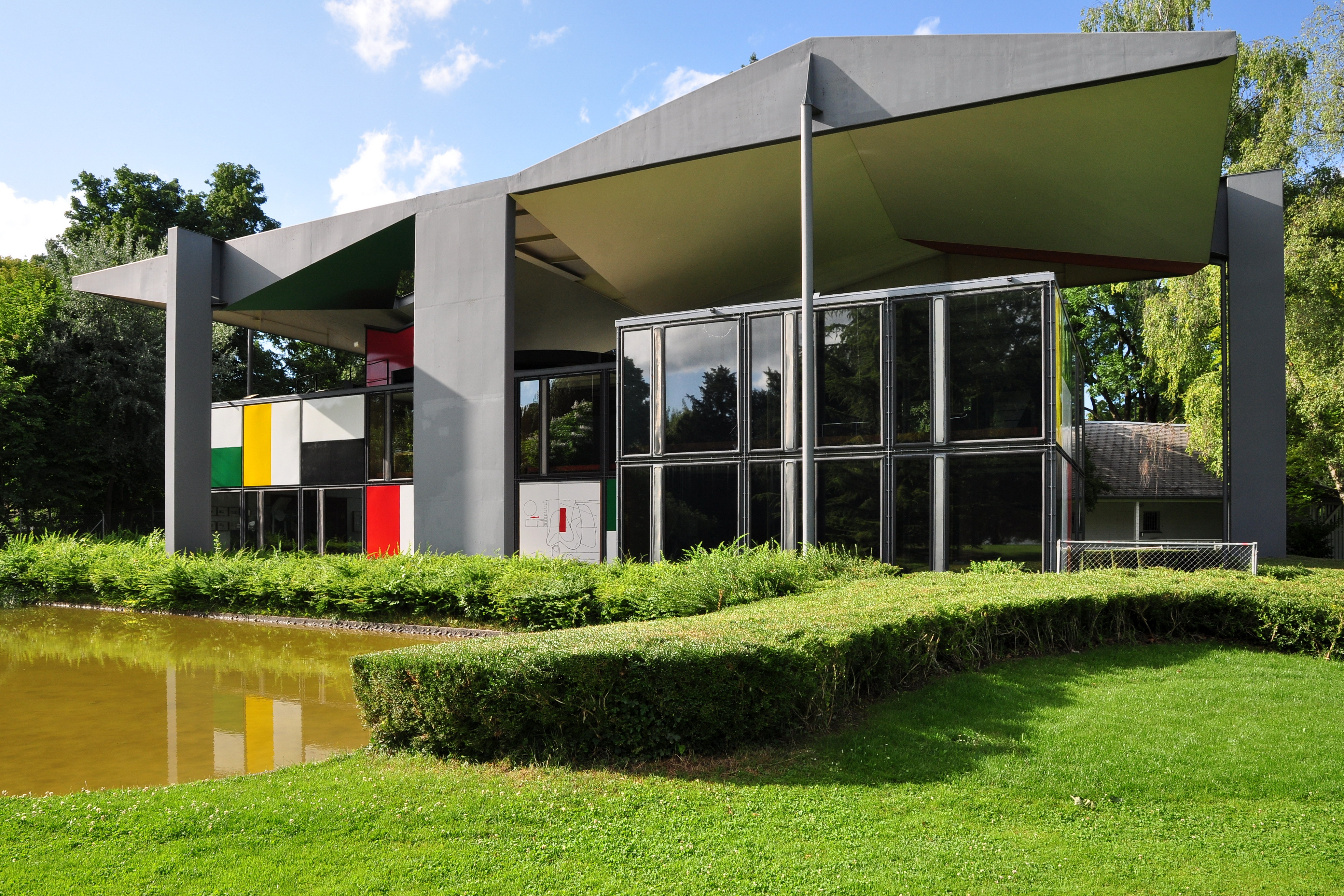 Pavillon Le Corbusier 外观，2011 年。悬挑钢屋顶、彩色搪瓷板外墙和玻璃幕墙的组合清晰可见