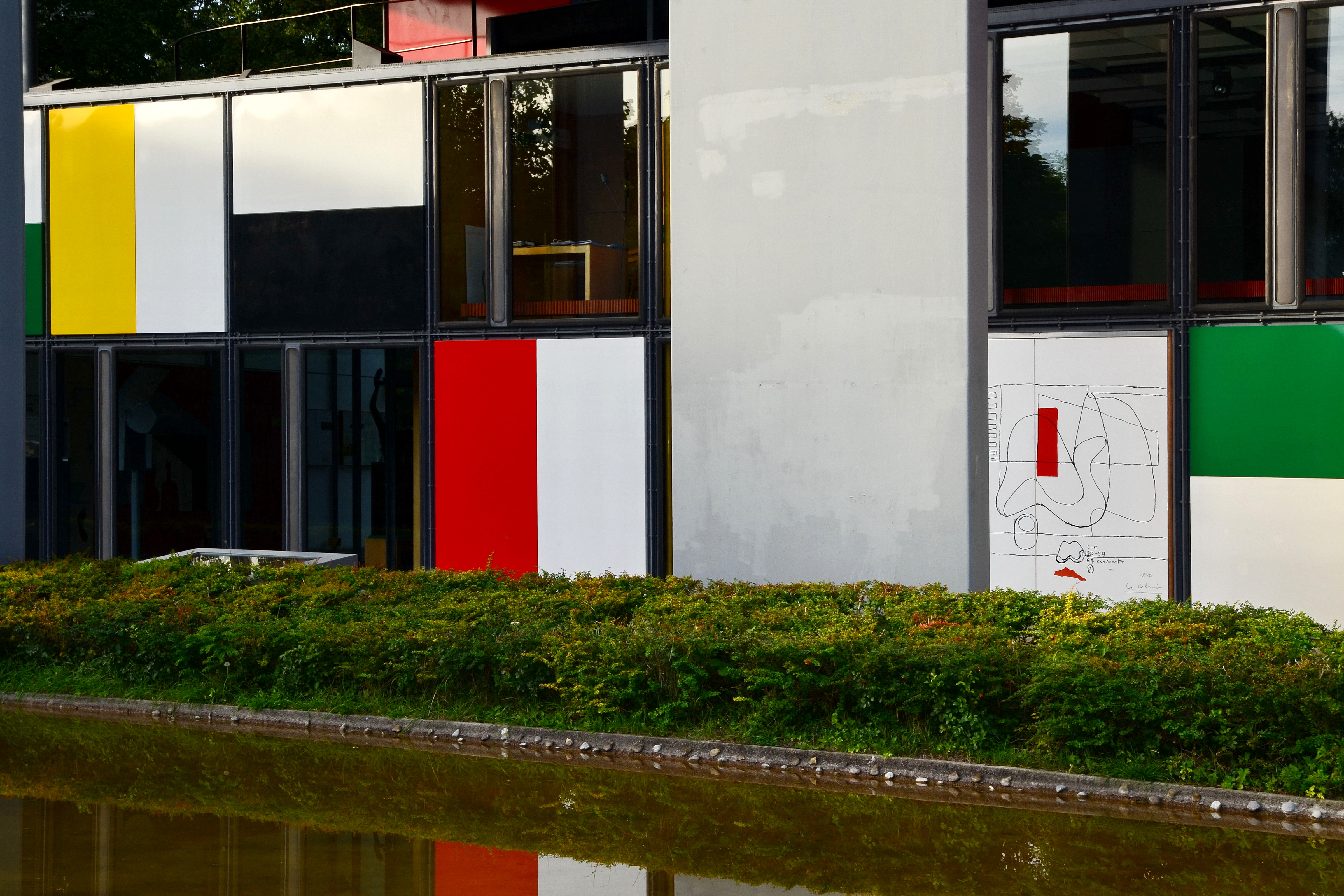Pavillon Le Corbusier 外墙彩色搪瓷板细节，2013 年。五种颜色的搪瓷钢板模块化排列在钢框架上