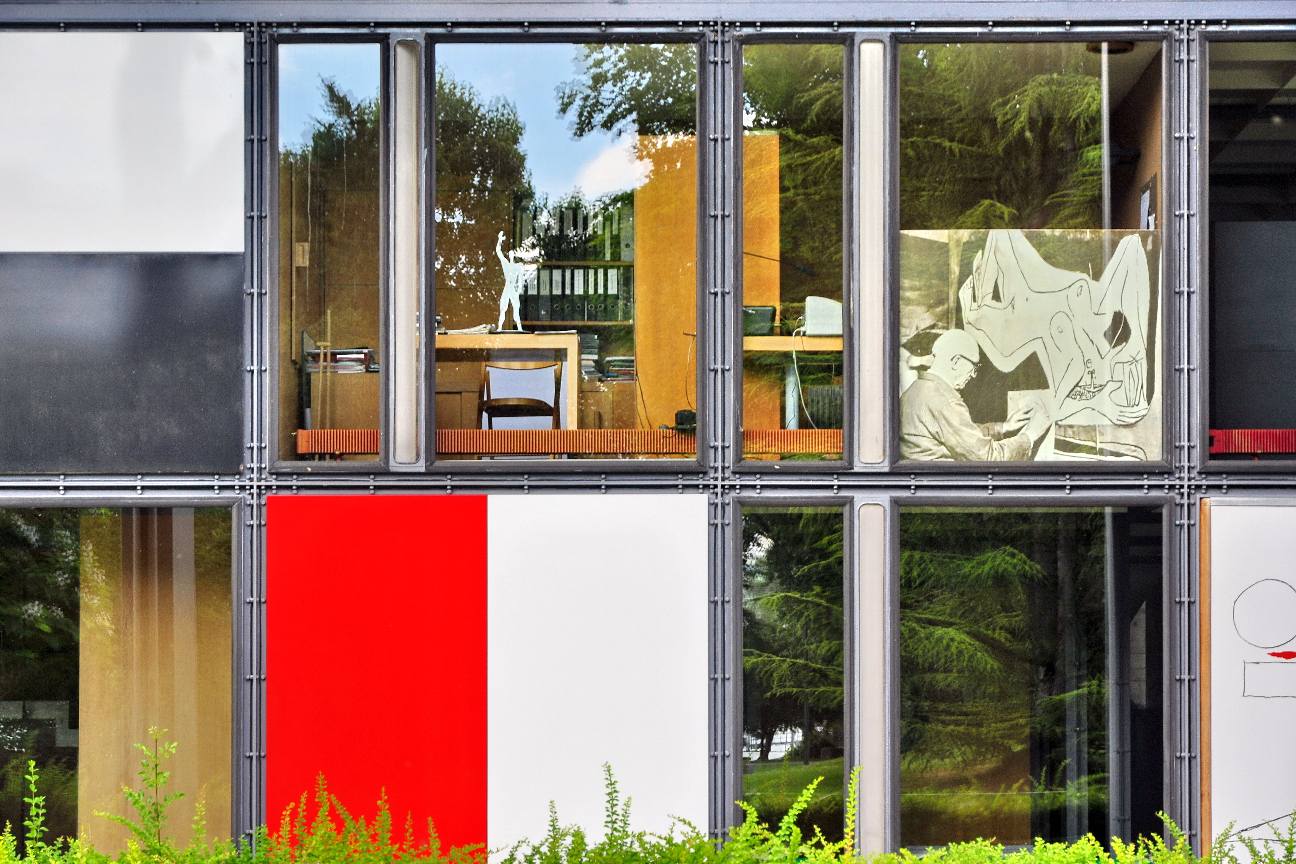 Pavillon Le Corbusier 室外坡道和楼梯。混凝土垂直交通核是 Le Corbusier 在该建筑中保留的唯一混凝土元素