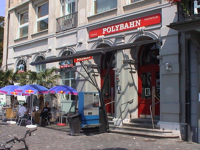 Polybahn 下站入口，位于 Limmatquai 144 的一排联排住宅中