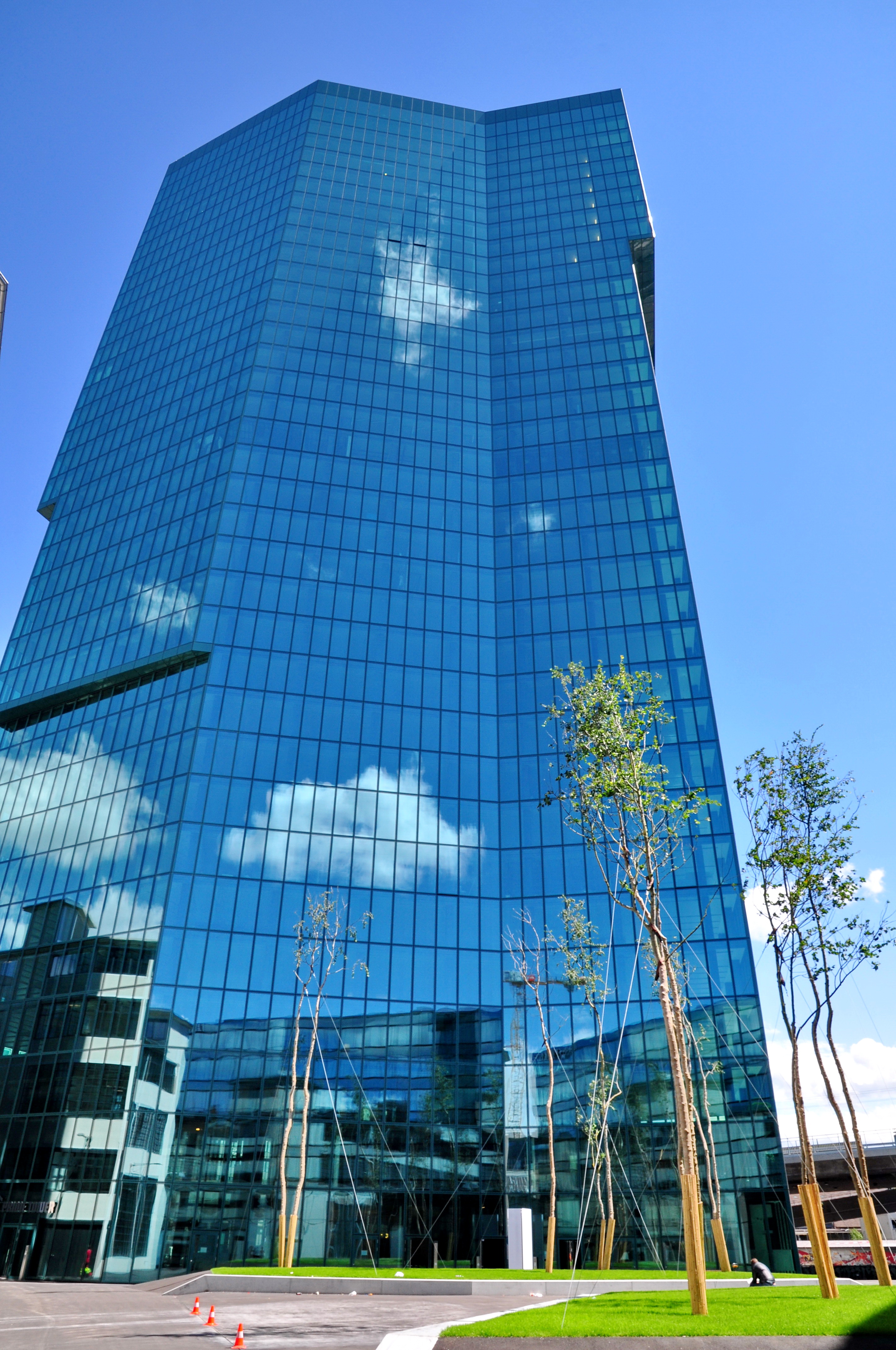 Prime Tower 全貌，绿色三层中空玻璃幕墙在阳光下呈翠绿色调
