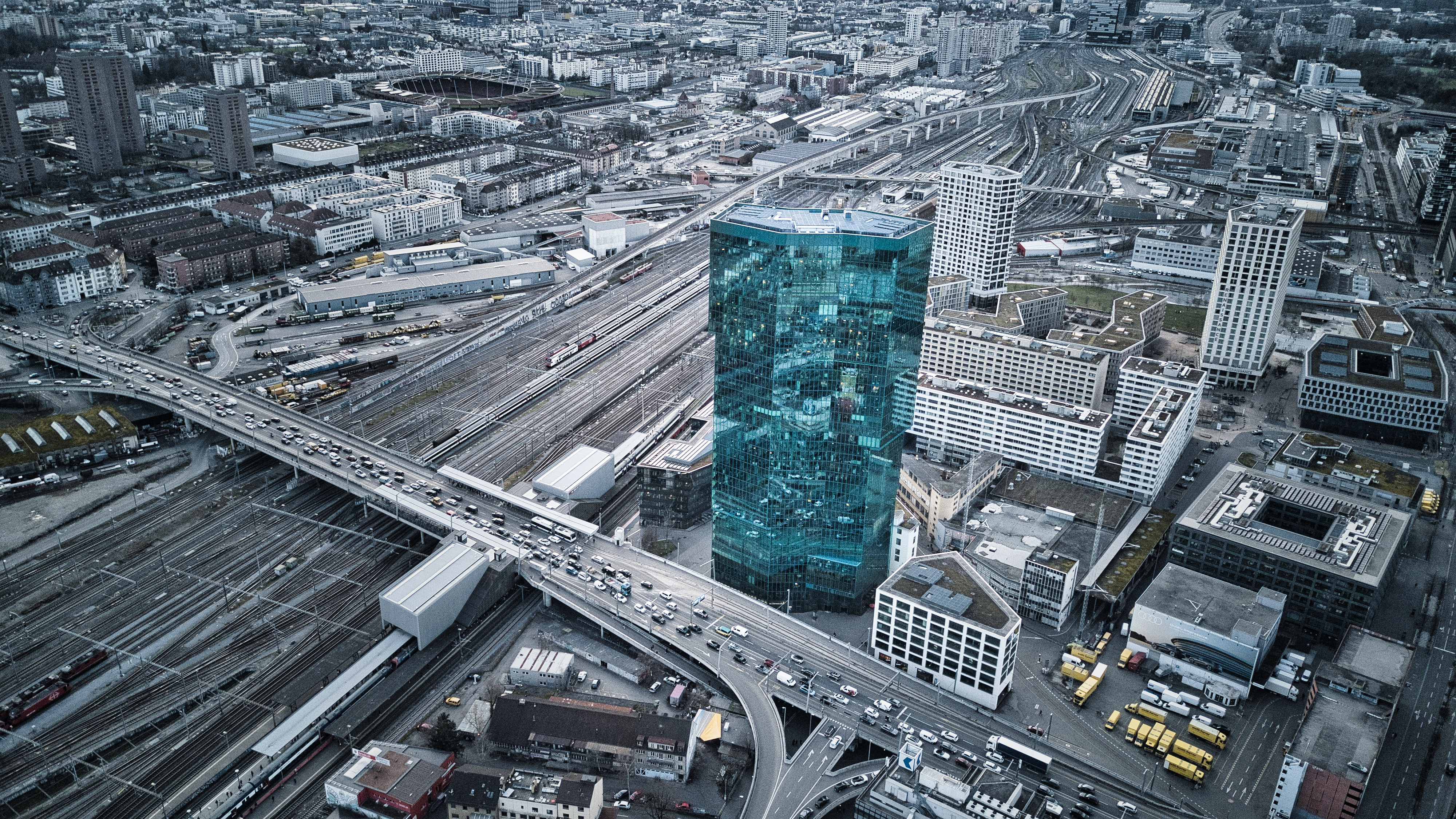 Prime Tower 与铁路编组站/Hardbrücke 同框，展示工业残留与高层插入的并置