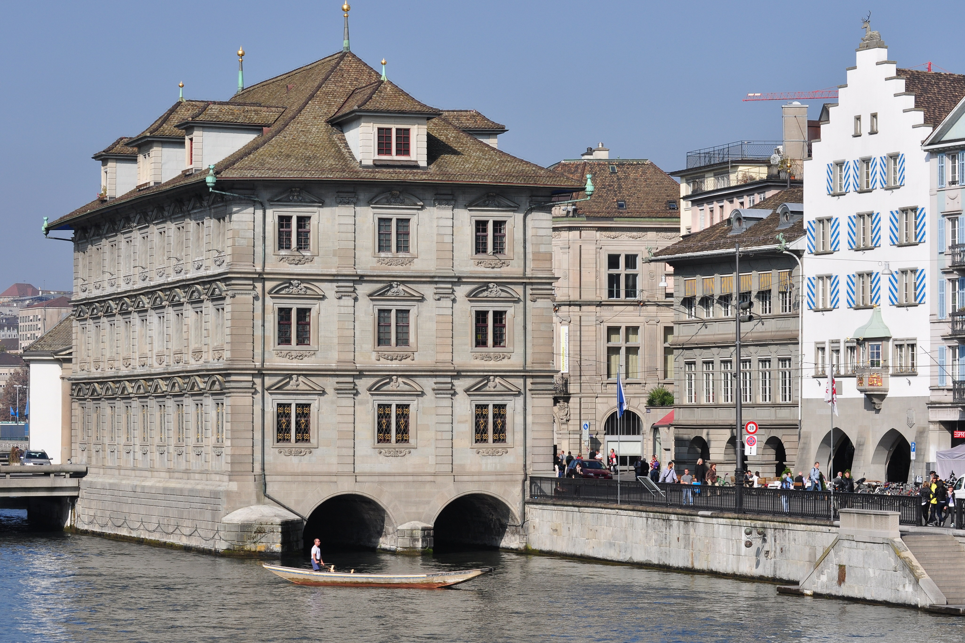 从 Münsterbrücke 看 Limmat 河，左岸行会楼、右岸 Grossmunster、河中央为 Rathaus