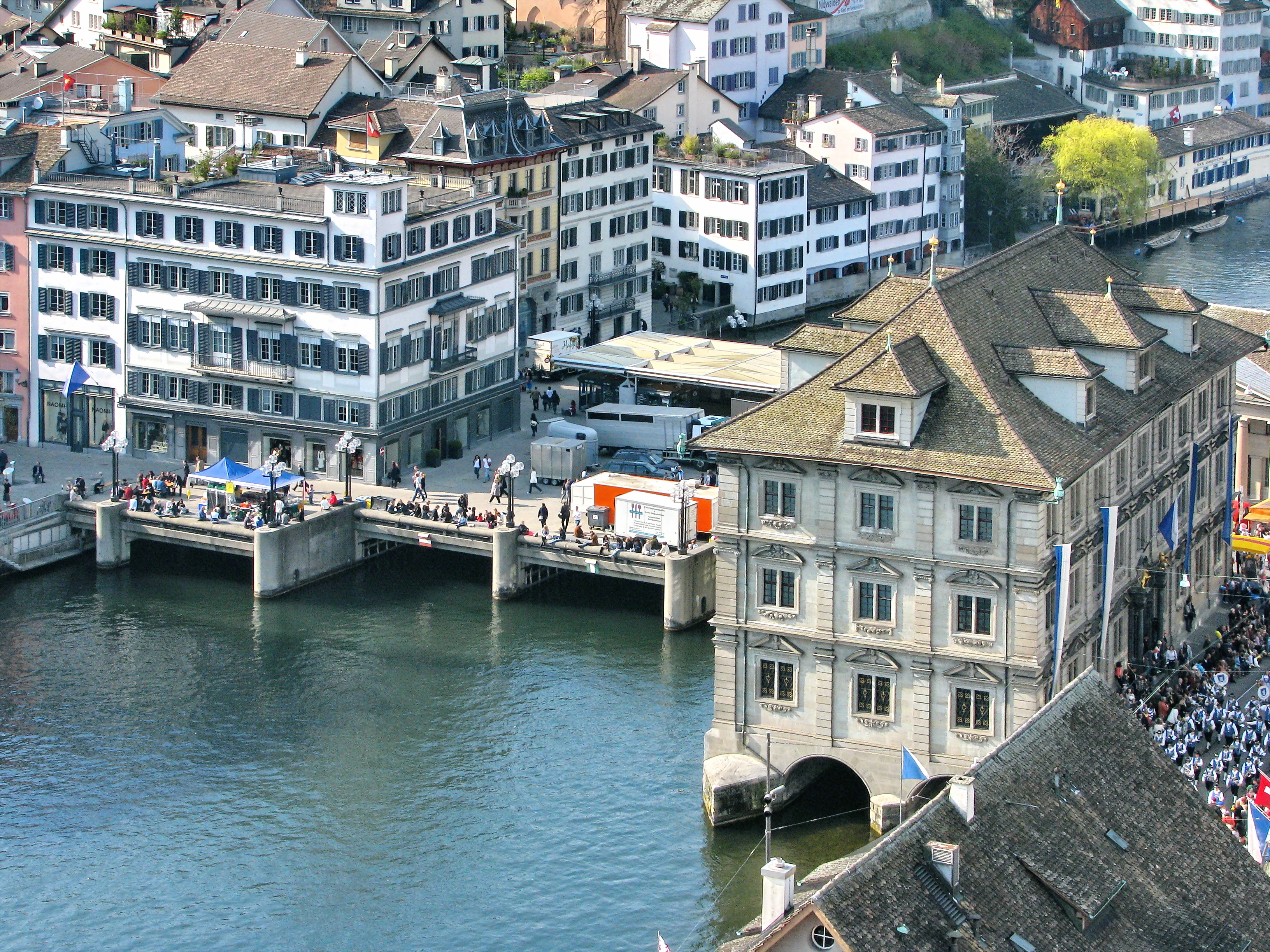 从 Grossmunster Karlsturm 俯瞰 Rathaus 跨河而立，Rathausbrücke 和两岸关系一览无余