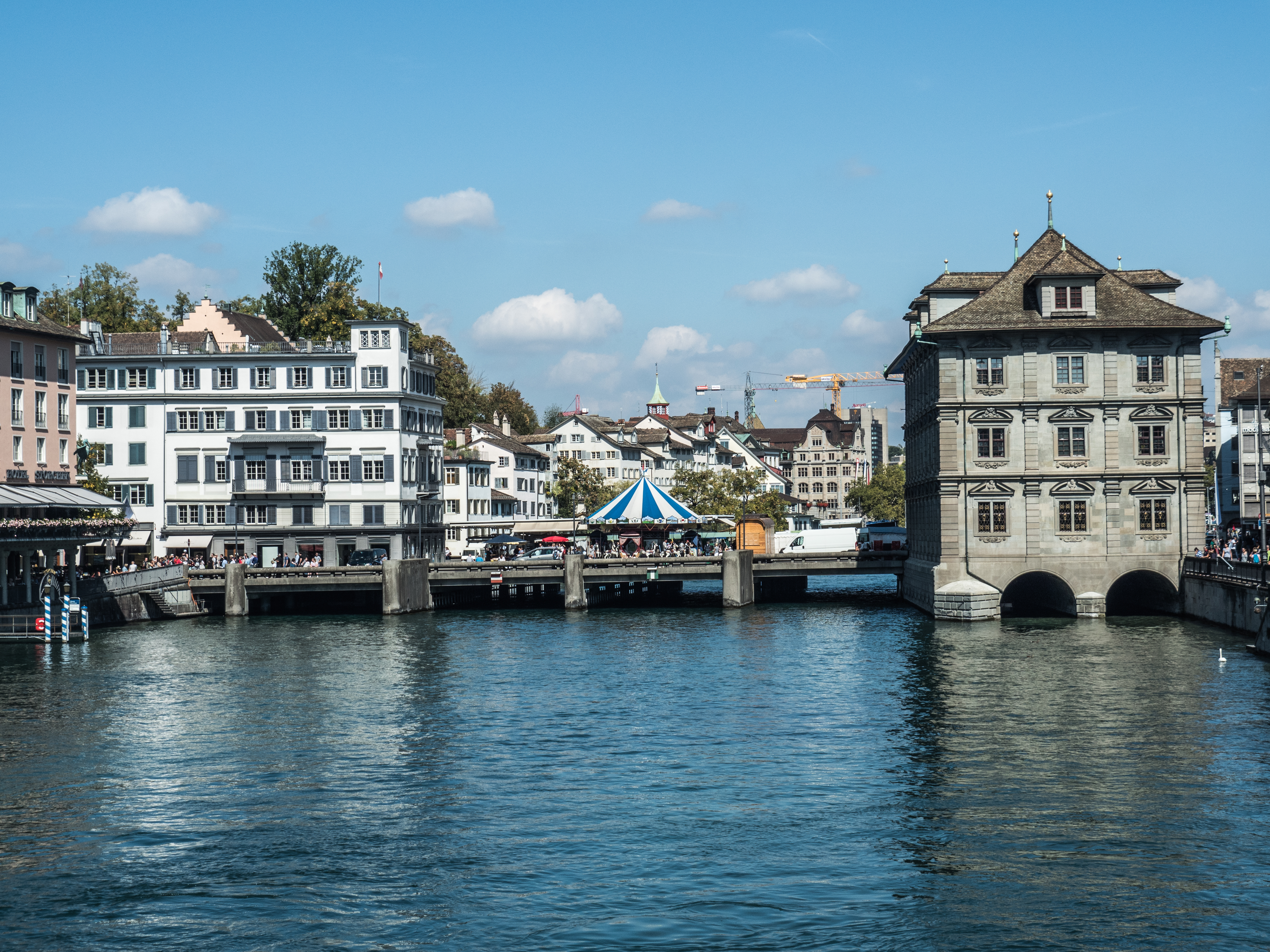 Rathausbrücke 人行桥紧贴 Rathaus 南侧穿过，桥与建筑共用一个结构