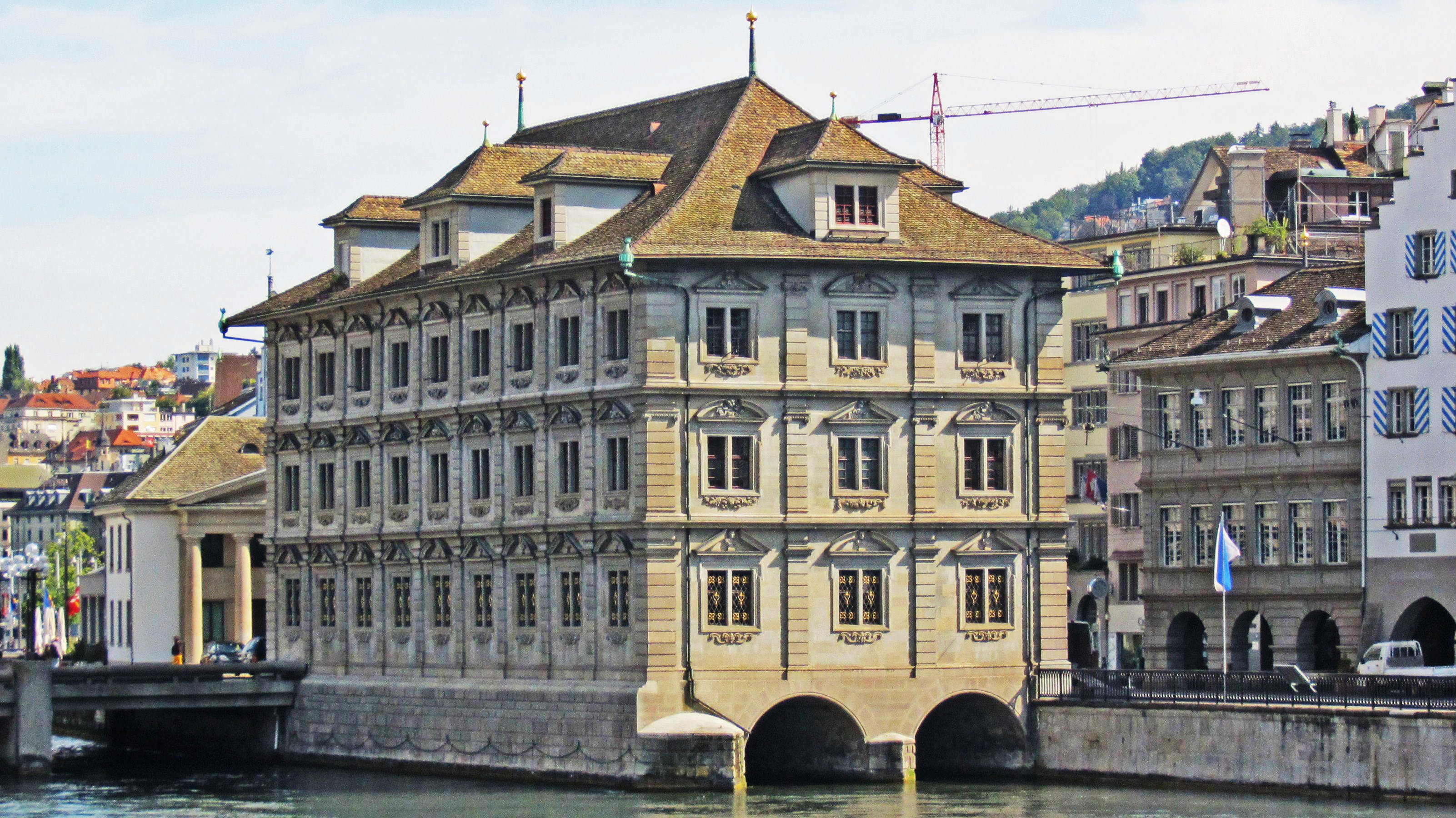 Rathaus 正立面，三层浅色砂岩，对称开窗，正中上方为 1698 年水平日晷