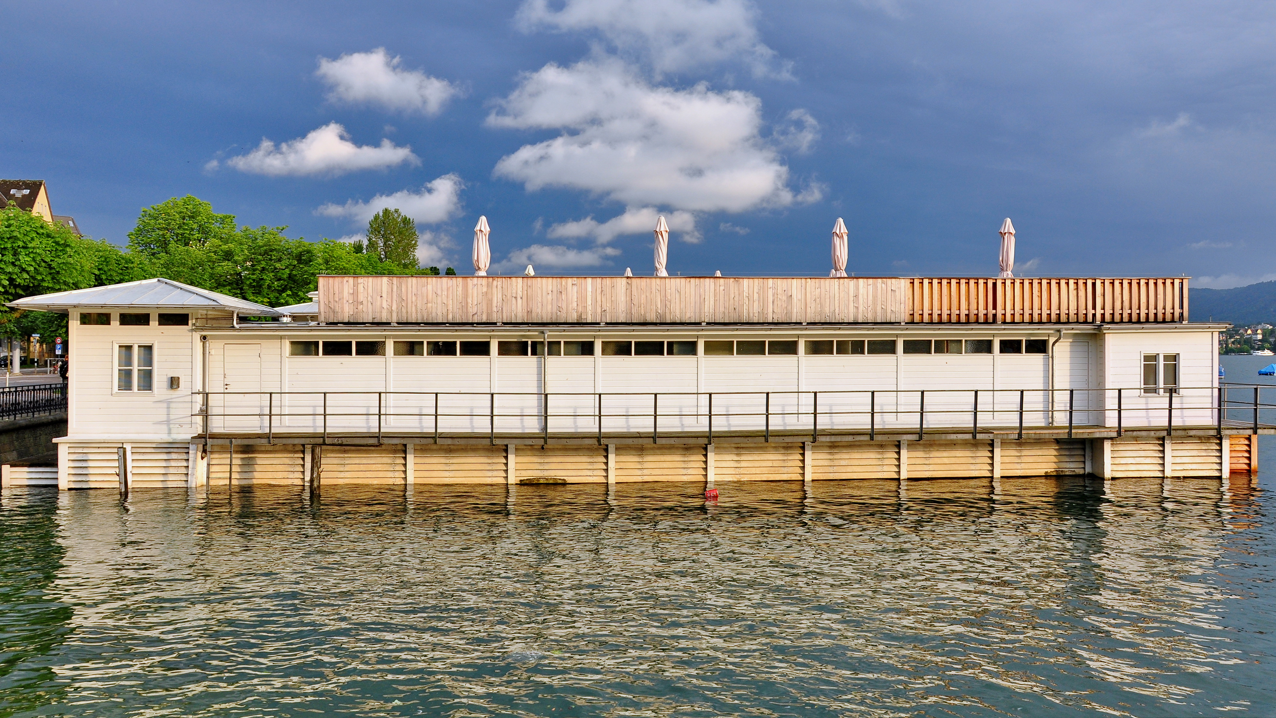 Seebad Utoquai 外景，木结构箱式浴场直接搭在湖面上，由桩柱支撑