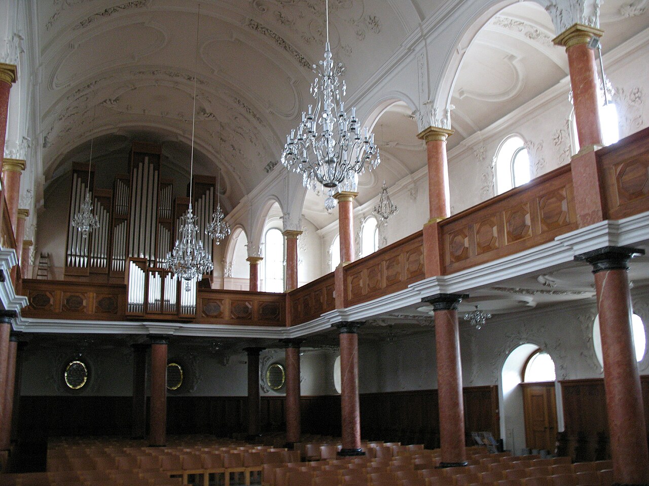 St. Peter 内部，Baroque Protestant hall church 的长方形大厅、两层画廊和讲坛
