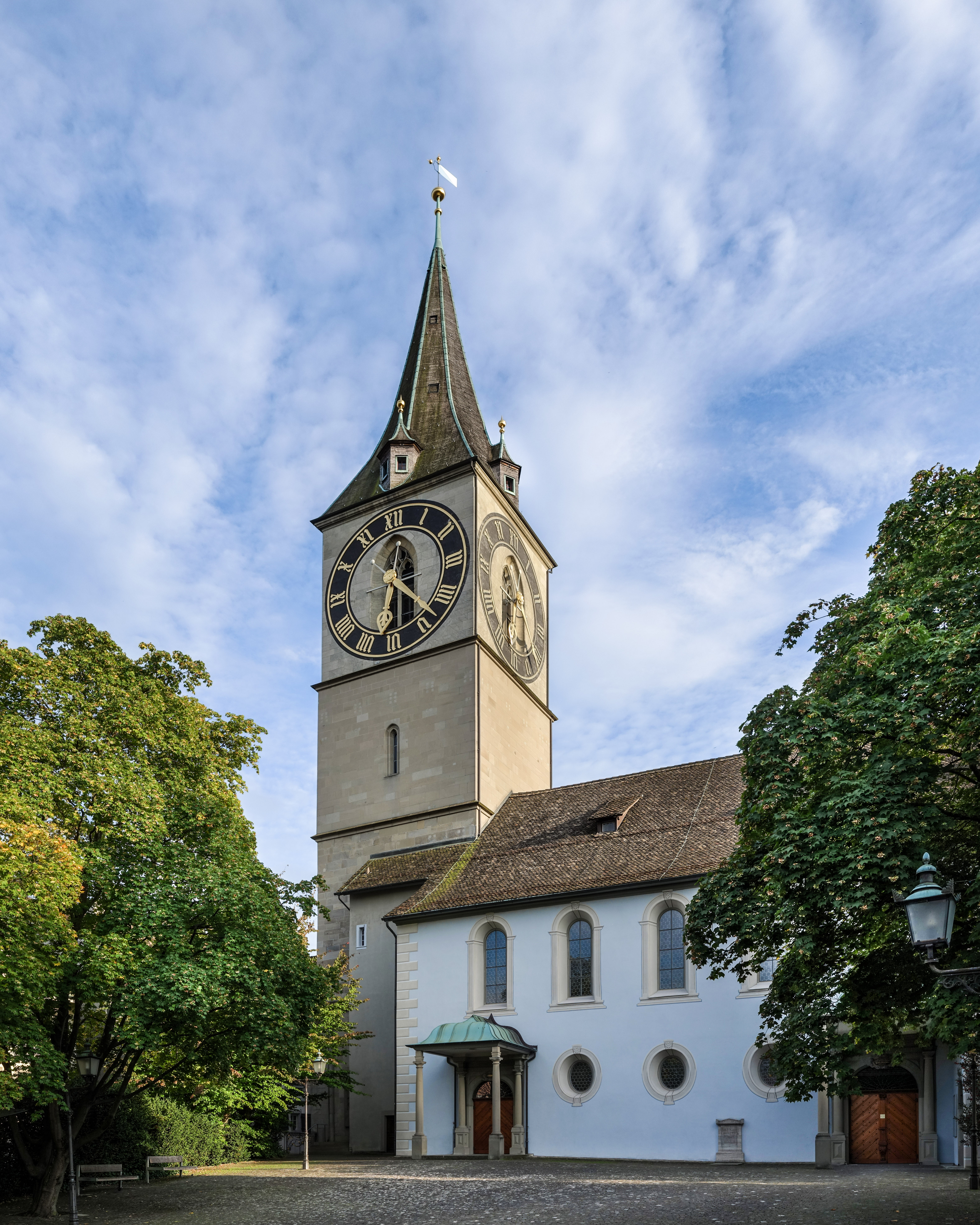 St. Peter 教堂塔楼和钟面，从 St.-Peter-Hofstatt 广场看