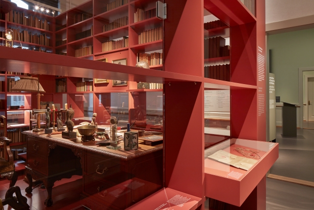 Thomas Mann Archive 的永久展厅，复原了他最后一间书房的书桌和书架