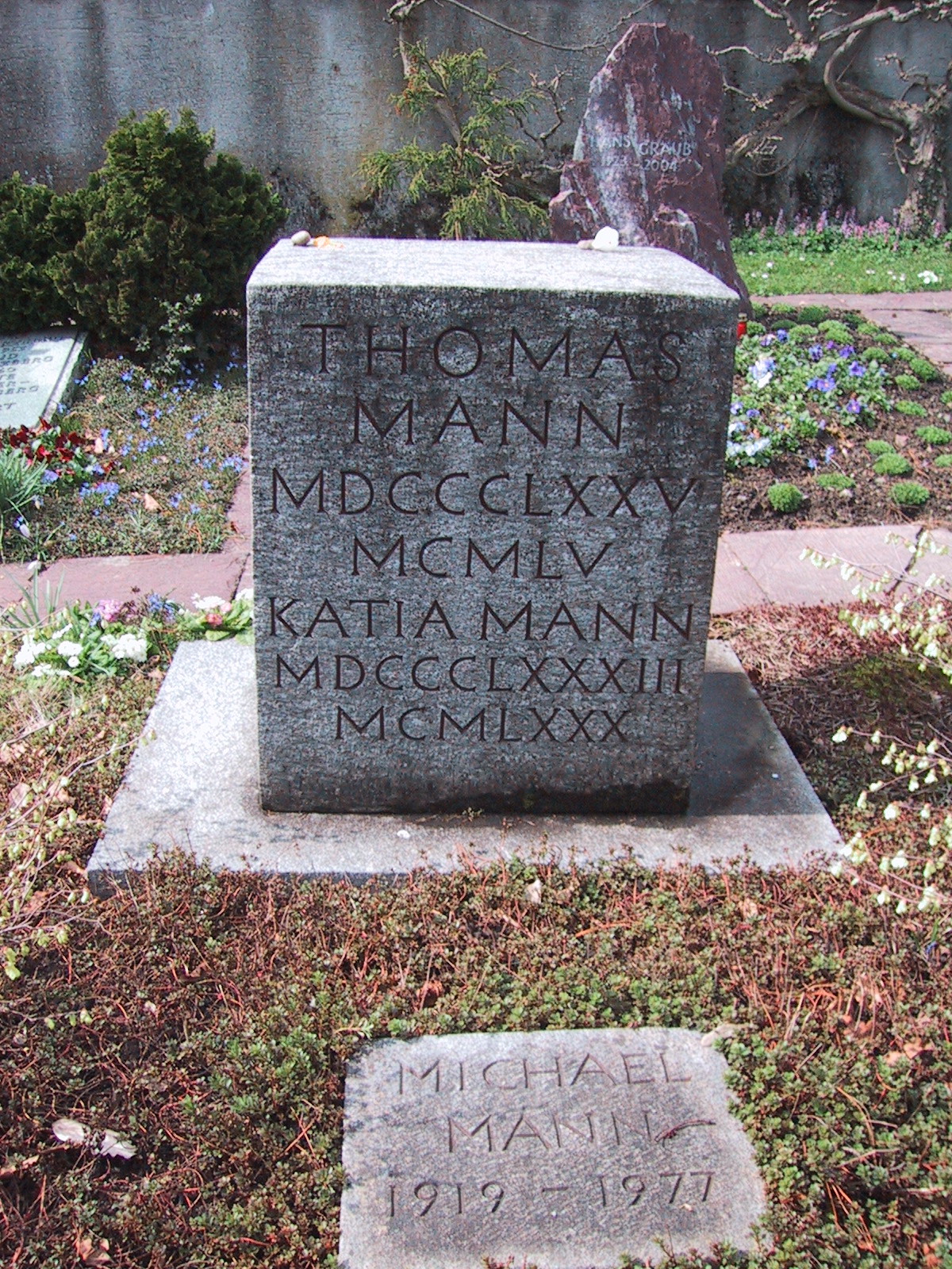 Kilchberg 公墓 Thomas Mann 家族墓碑，墓碑仿罗马石柱风格
