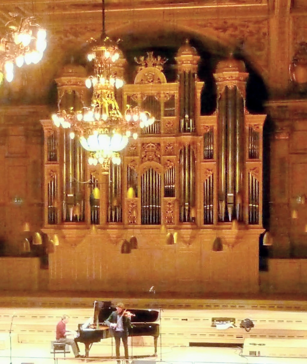 Tonhalle 外立面正面，可见两座塔楼和弧形山墙