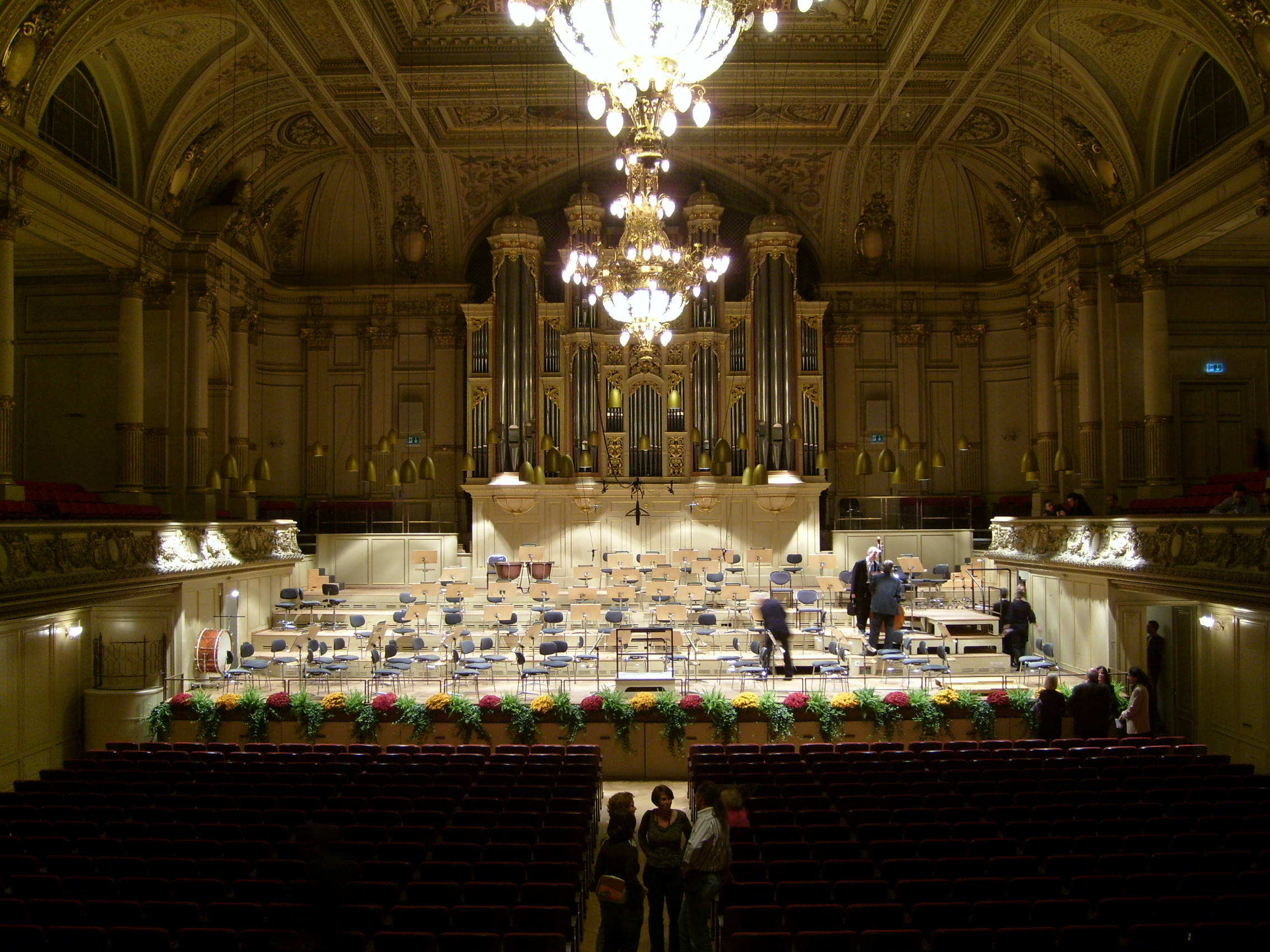 Grosse Tonhalle 内部，马蹄形大厅的金红配色在 2021 年修复后恢复