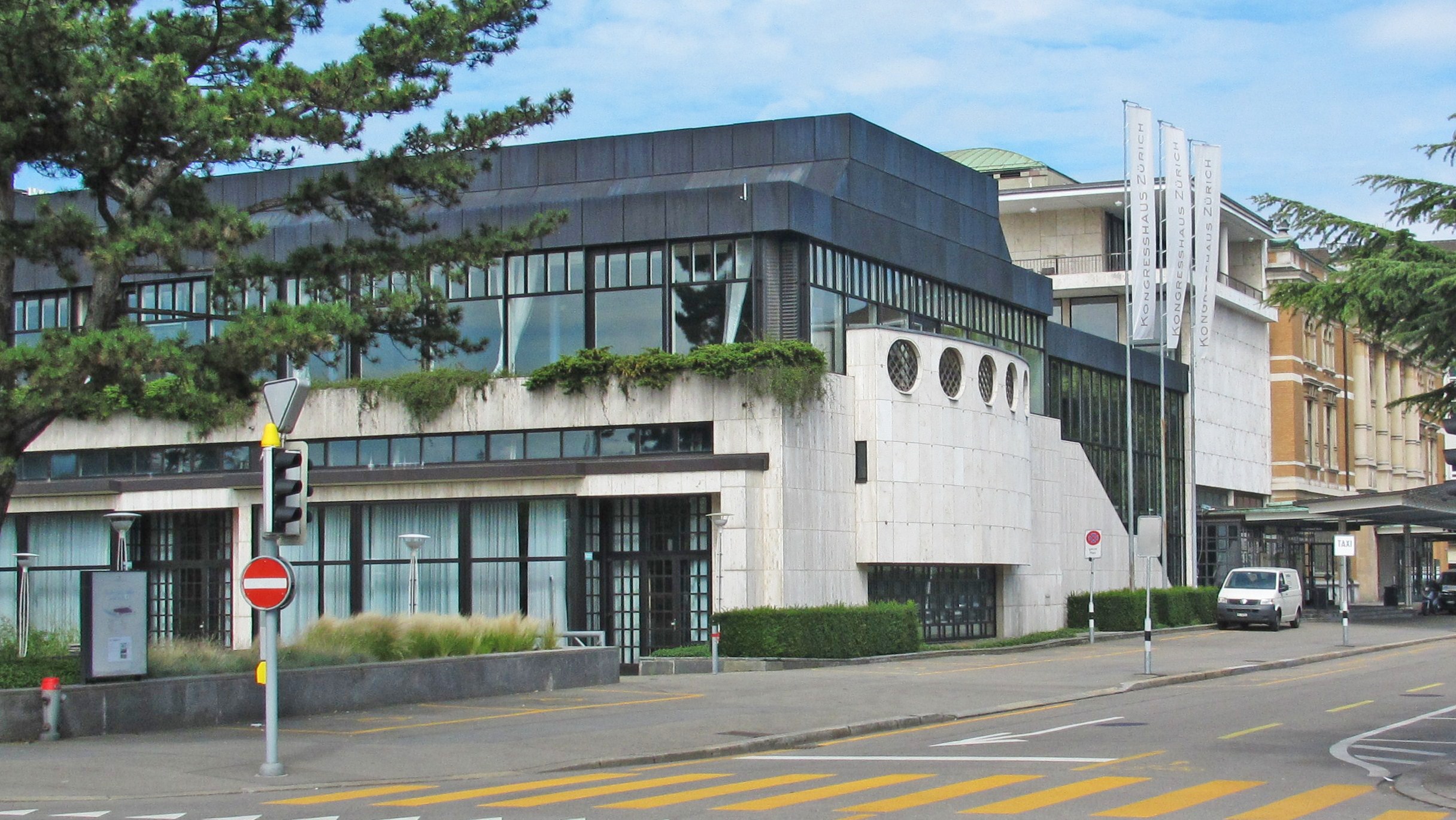 Kongresshaus & Tonhalle 综合体外景，可见 1939 年现代主义加建与 1895 年原建筑并置