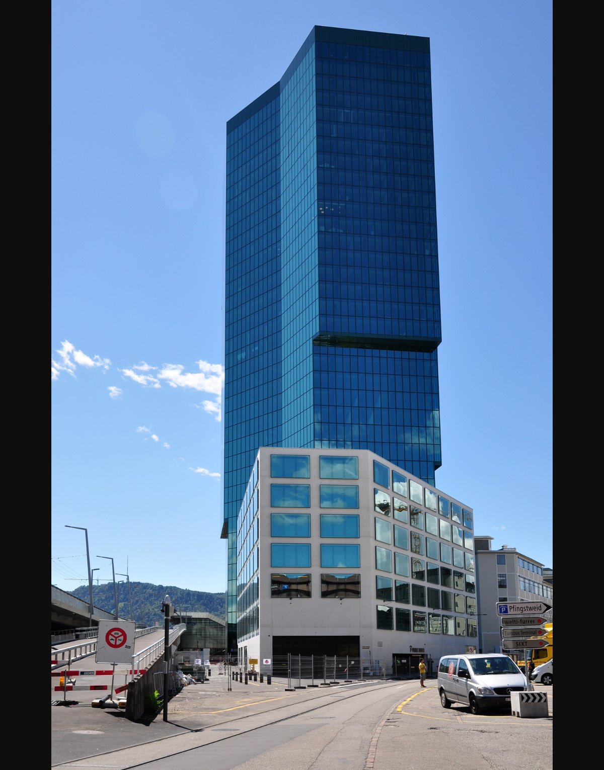 Prime Tower 从 Zurich West 工业片区升起
