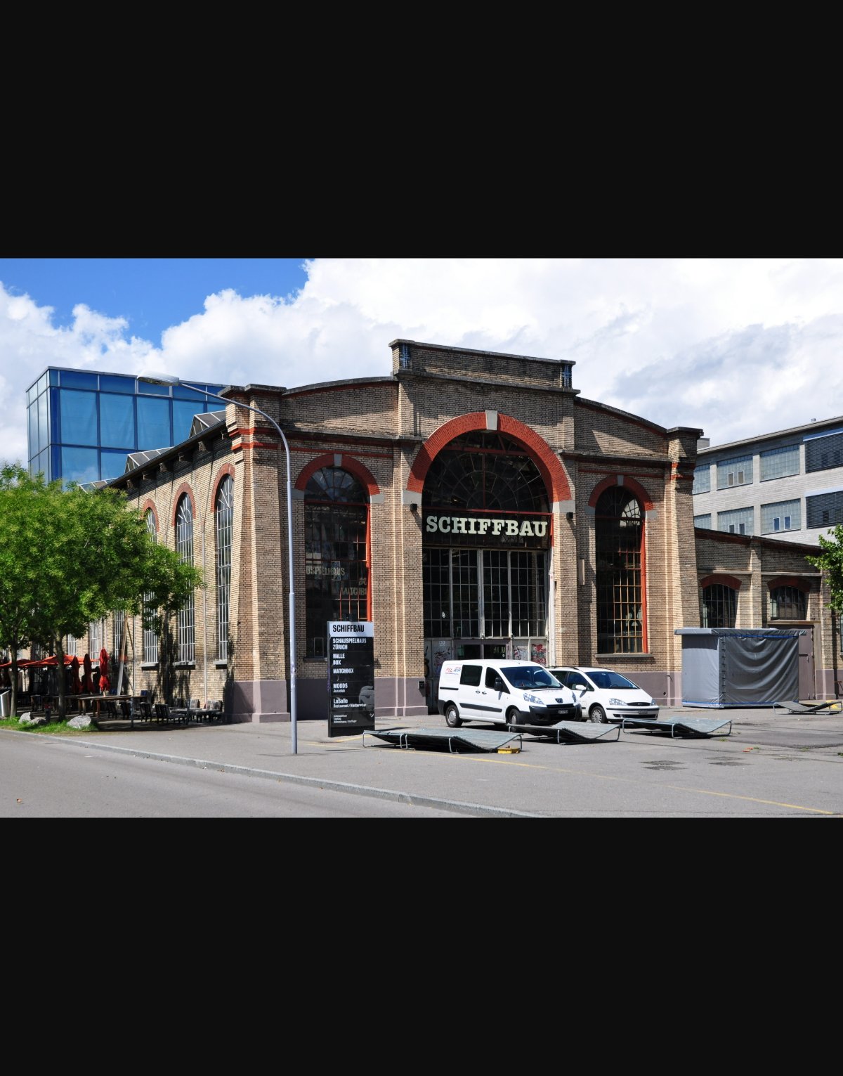 Schiffbau 建筑外观，深红色砖墙和大型拱窗